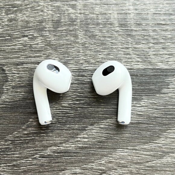 Apple AirPods 3rd Generation with Lighting charging case - Pre Owned - Picture 7 of 13